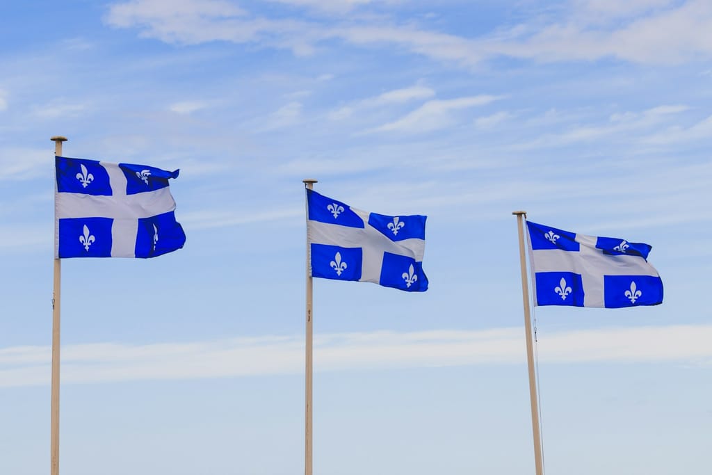 Drapeau du Québec, symbole des obligations de francisation des entreprises
