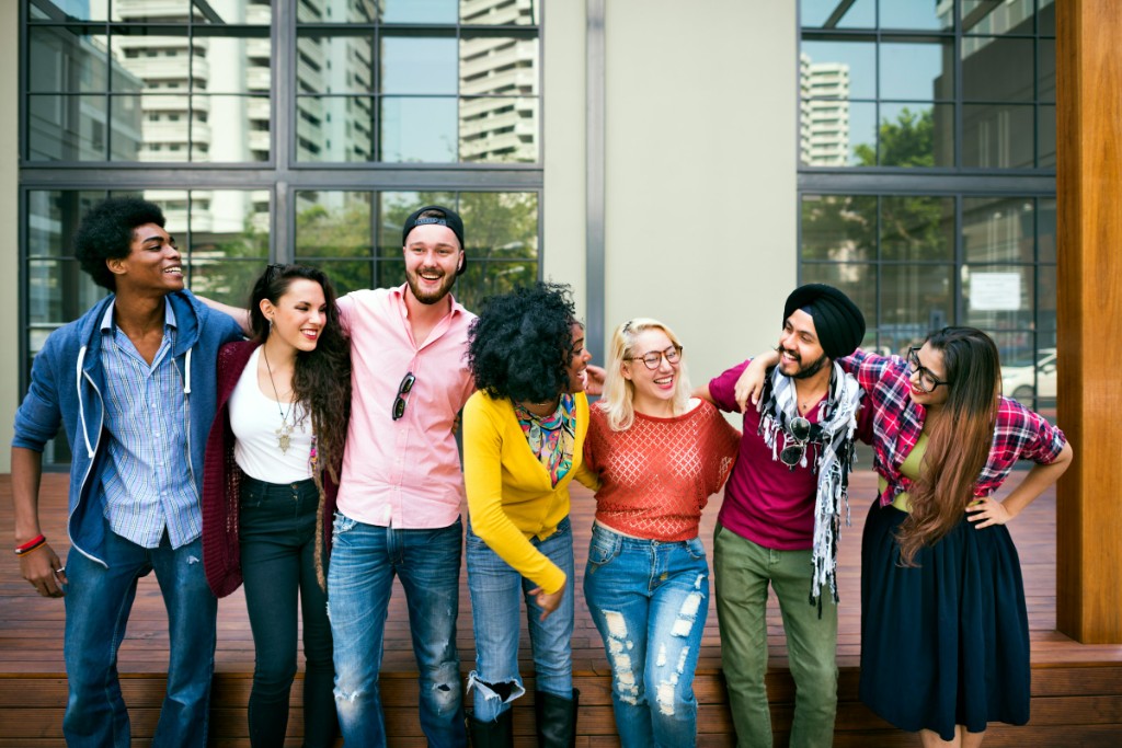 Groupe multiculturel souriant représentant la diversité des cultures